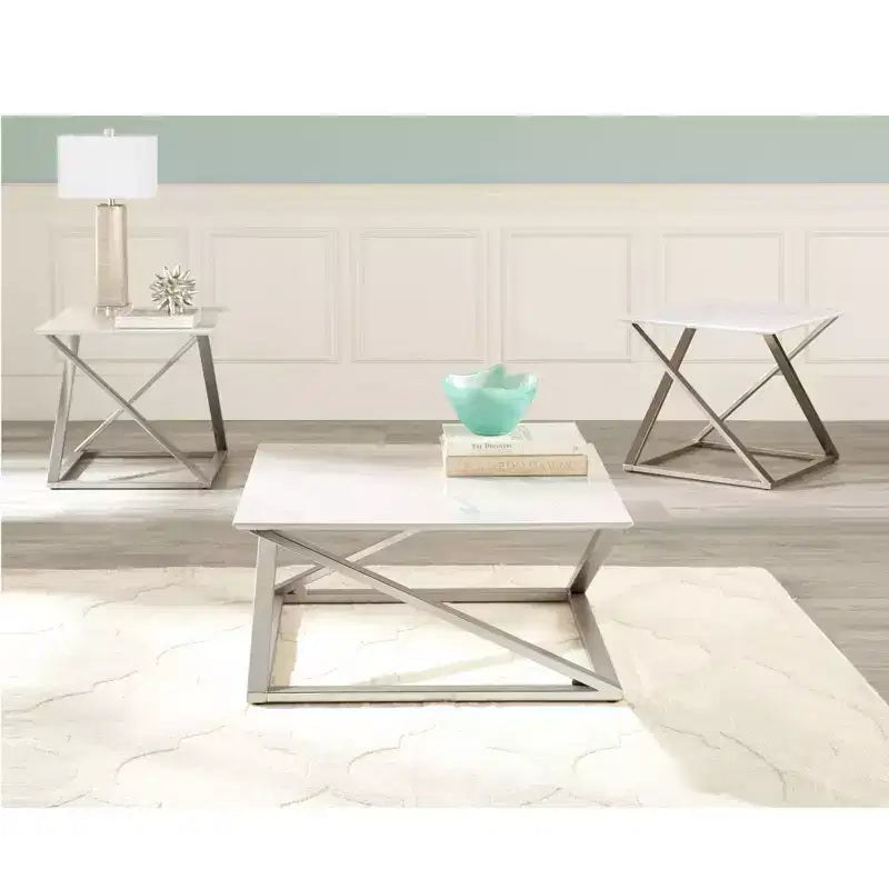 Tavolino finale quadrato Zurich con ripiano in marmo finto bianco e base asimmetrica in metallo cromato, 58,4 cm H