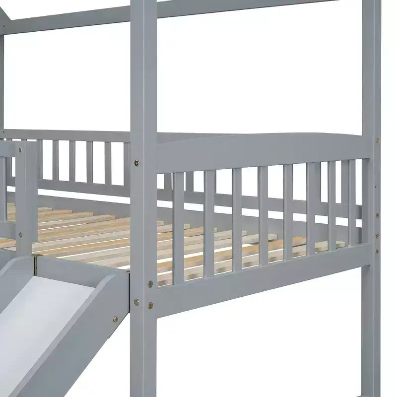 Letto a castello singolo sopra una piazza e mezza con scivolo e scale contenitore, design a casetta, pino e MDF, età 6+