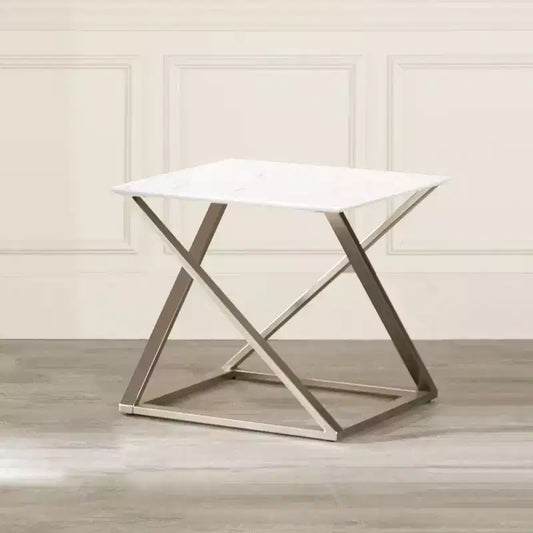 Tavolino finale quadrato Zurich con ripiano in marmo finto bianco e base asimmetrica in metallo cromato, 58,4 cm H
