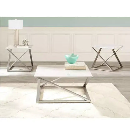 Tavolino finale quadrato Zurich con ripiano in marmo finto bianco e base asimmetrica in metallo cromato, 58,4 cm H